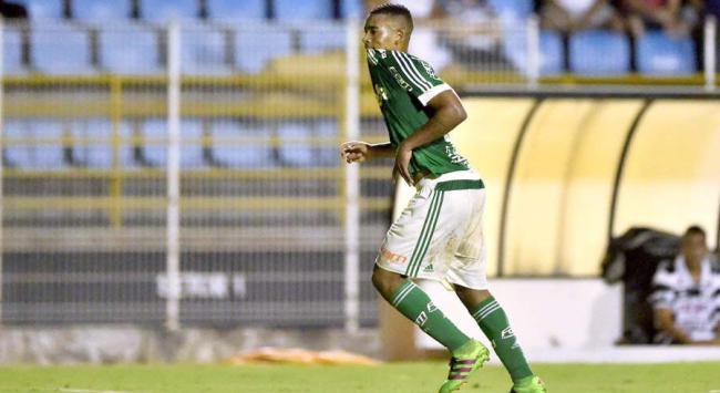 Autor de golaço, Gabriel Jesus celebra volta da titularidade no Palmeiras 