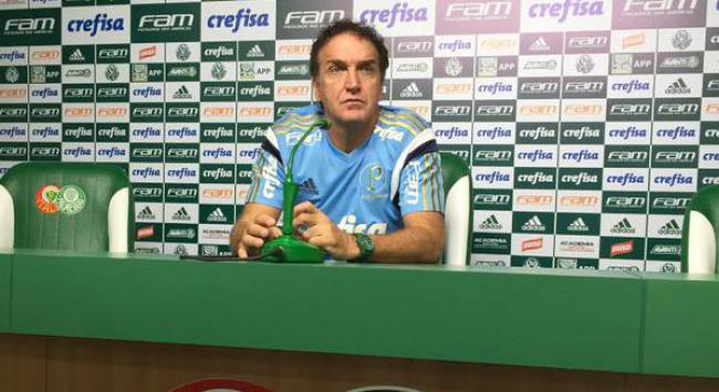 Cuca testa time com três volantes e Zé Roberto para enfrentar Santos