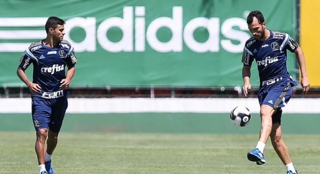 Roger Carvalho, Dracena e Barrios treinam com bola no Palmeiras