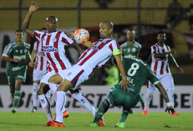Palmeiras cede empate duas vezes e tropeça na estreia da Libertadores