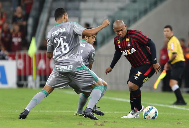 Em jogo de viradas, Palmeiras arranca empate contra o Furacão