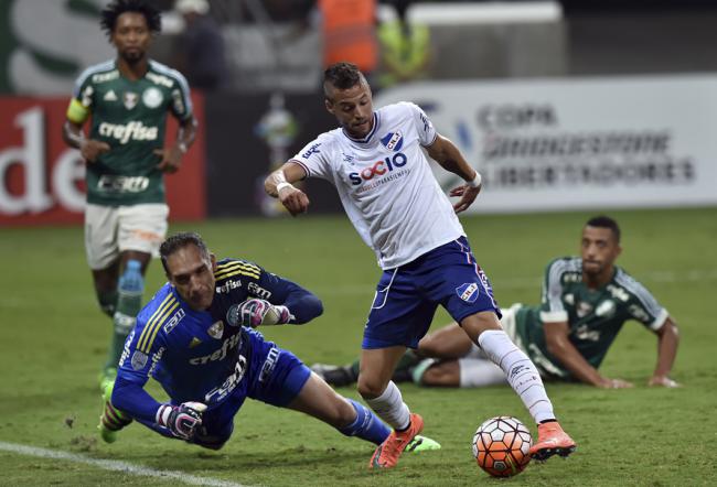 Palmeiras vacila, perde do Nacional em pleno Allianz e deixa liderança do grupo
