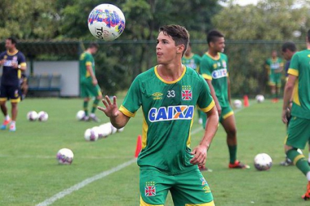 Mateus Pet em ação durante treino (Foto: Paulo Fernandes/Vasco.com.br)