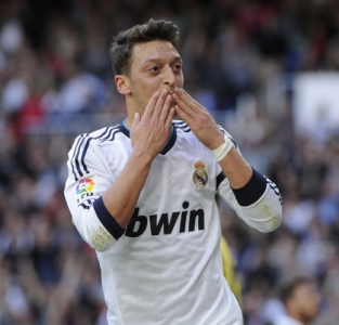 Ozil comemora gol contra Betis (Foto: Pedro Armestre/AFP)