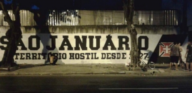 Muro em frente ao estádio tem frase que destaca São Januário como "território hostil" (Foto: Reprodução/Facebook)