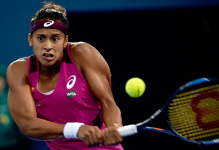 Teliana Pereira devolve bola em partida contra Andrea Petkovic (Foto: AFP)