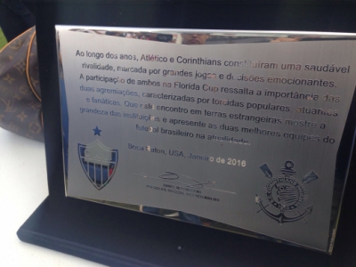 Placa oferecida pela diretoria do Atlético-MG ao Corinthians (Foto: Bruno Cassucci)
