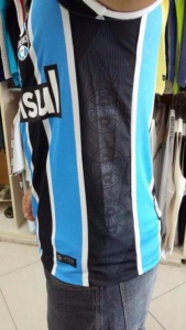 Primeira camisa do Grêmio tem detalhe em seu lado (Foto: Reprodução)