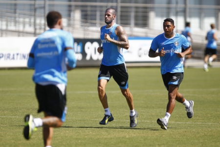 Fred ao lado do lateral-direito Wallace, outro reforço do Imortal para 2016 (Foto: Lucas Uebel/Grêmio)