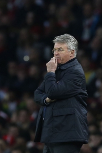 Hiddink observa o jogo
