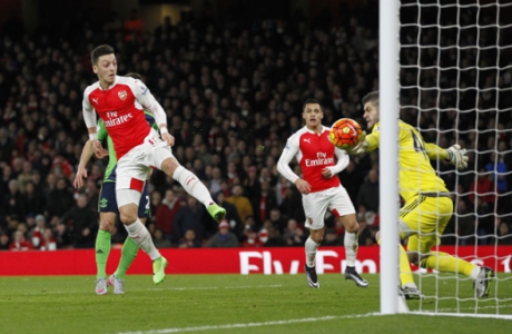 Özil para em Forster - Arsenal x Southampton