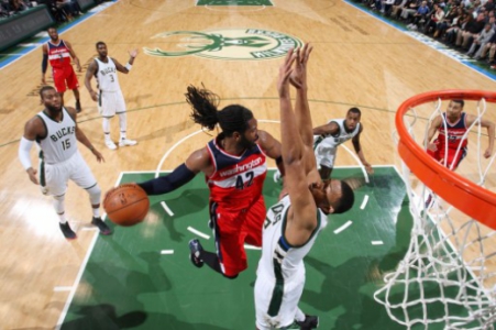Nenê (no. 42) foi pioneiro do Brasil no All-Star (Foto: AFP)