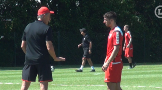 Bauza conversa com Calleri no treino do São Paulo