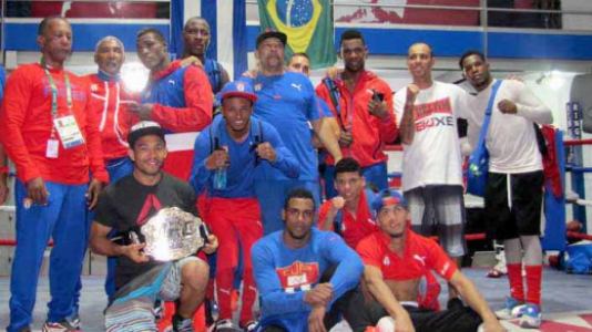 Boxe: José Aldo visita academia Delfim em dia de treino da seleção olímpica de Cuba