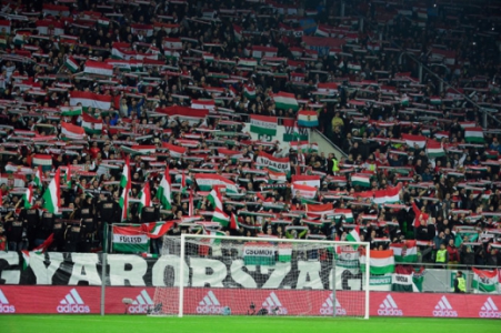 Torcida fez a festa em Budapeste (Foto: Attila Kisbedenek / AFP)