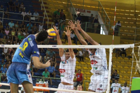Contatos André Nascimento e Andrey - Moc Vôlei (Foto: Divulgação Funvic/Rafinha Oliveira/Taubaté)