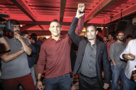 Giovani Decker mantém relação próxima a lutadores (FOTO: Inovafoto/Divulgação)