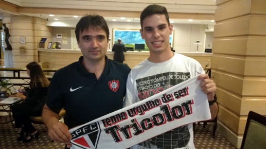 Cauê Rezende, 20, torcedor do São Paulo, ao lado de Osvaldo Simon, 40, torcedor do San Lorenzo