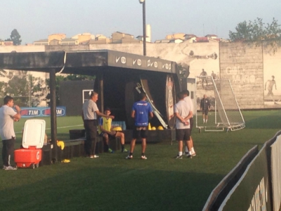 Tite e um de seus auxiliares conversando com o zagueiro Pedro Henrique, que pode ser titular na quarta (Foto: Bruno Cassucci)