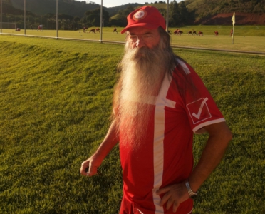 Torcedor símbolo do Tombense acompanha treino antes do jogo contra o Flu