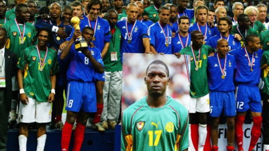 Marc Vivien-Foe teve uma parada cardÃaca durante a partida entre Camarões e Colômbia