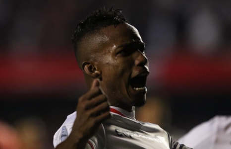 Thiago Mendes em jogo
