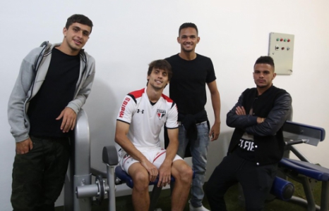 Rodrigo Caio e os garotos