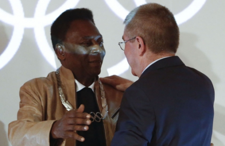 Em evento, Pelé recebe medalha olímpica de presidente do COI
