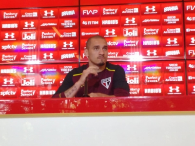 Maicon dá coletiva no São Paulo