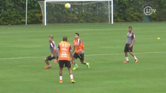 Jogadores do São Paulo distribuem chapéus em treino