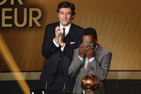 Pelé cai no choro ao receber a Bola de Ouro honorária da Fifa em 2014