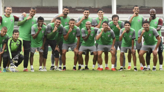 Elenco presta homenagem a Renato Chaves (Foto: Mailson Santana/Fluminense F.C.)