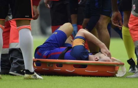 Iniesta, com lesão no joelho, volta só em janeiro ao Barcelona