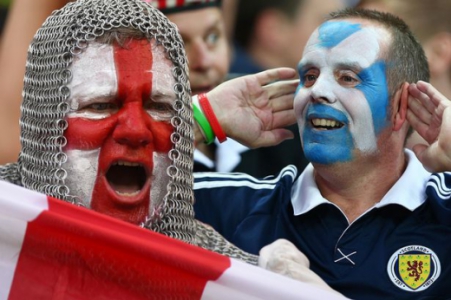 Torcedor inglês e escocês fantasiados