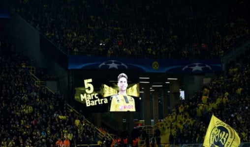Bandeira para Bartra - Borussia Dortmund x Monaco