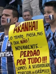 Torcedores gremistas levaram cartaz à Arena para demonstrar apoio ao goleiro Aranha