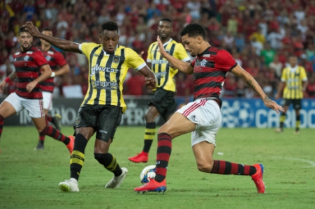 5c8d83b9ed737 Rodinei capitão, pontaria e mais: o empate do Flamengo com o Voltaço
