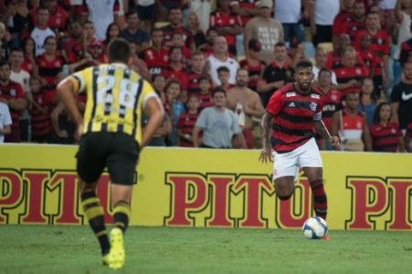 5c8d83b9ed737 Rodinei capitão, pontaria e mais: o empate do Flamengo com o Voltaço