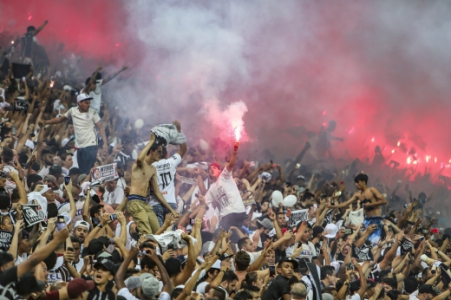 5cbb880d873a5 É o time do povo: o peso da Fiel em mais uma decisão do Timão na Arena