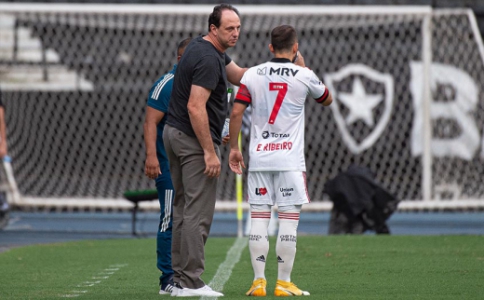 Everton Ribeiro explica una importante petición de Renato Gaúcho y comenta el paso de Ceni: 'Fuimos campeones' 88 Rogério Ceni y Everton Ribeiro