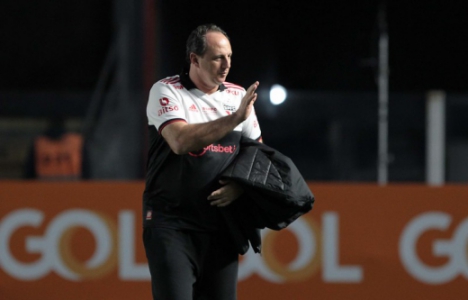 Ceni advierte al São Paulo tras clásico: 'Si cometes tanto error contra Flamengo, pierdes 3-0' Santos vs Sao Paulo - Rogério Ceni