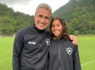 Giovana Waksman asiste al entrenamiento del Botafogo Luis Castro y Giovana Waksman