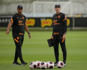 Próximo a su debut en el Corinthians, Lázaro necesita escapar de la sombra de Tite e introducirse al fútbol Fernando Lázaro y Luciano Dias - Entrenamiento Corintios