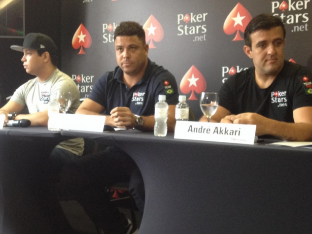 Ronaldo participa da abertura do BSOP Millions, ao lado de Mojave e Akkari (Foto: Eduardo Lucizano)
