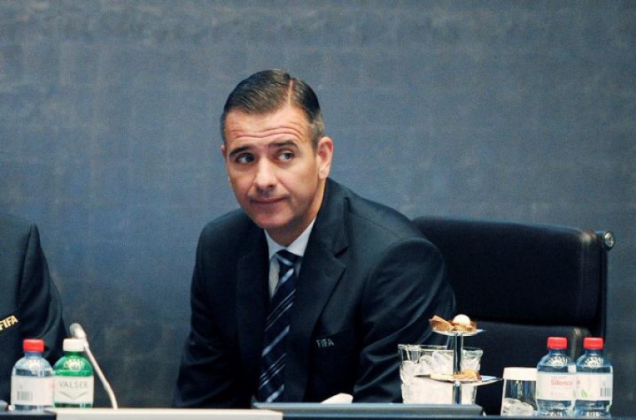 O presidente interino da Fifa, Issa Hayatou, ao lado do secretário-geral interino, Markus Kattner (Foto: Fifa)