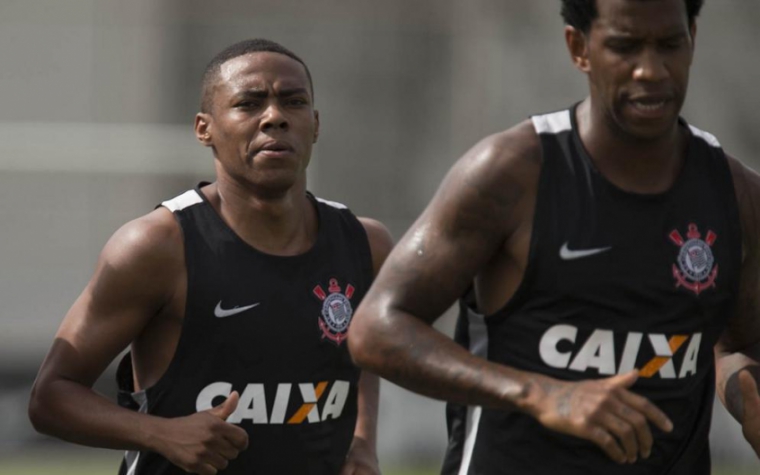 Cristian, Elias e Gil correndo durante treino do Corinthians (Foto: Daniel Augusto Jr)