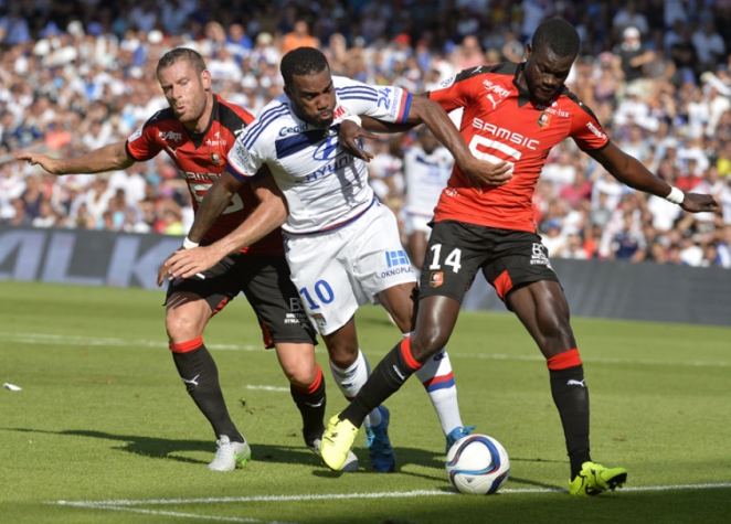 Lacazette - Lyon x Rennes (Foto: AFP / JEAN-PHILIPPE KSIAZEK)