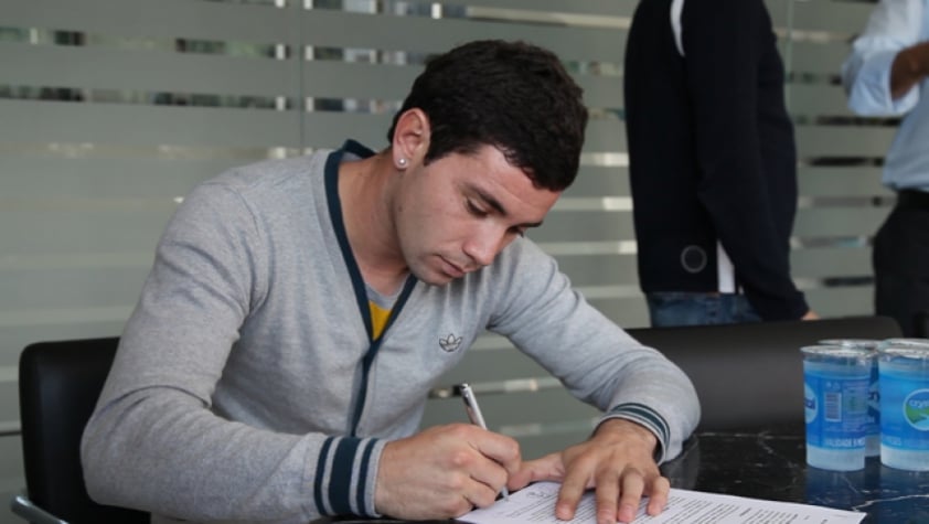 Eugenio Mena assina com o Santos (Foto: Divulgação/Santos FC)