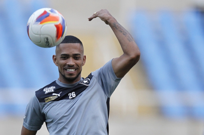 Luis Ricardo em treino do Botafogo (Foto: Vitor Silva/ Sspress)
