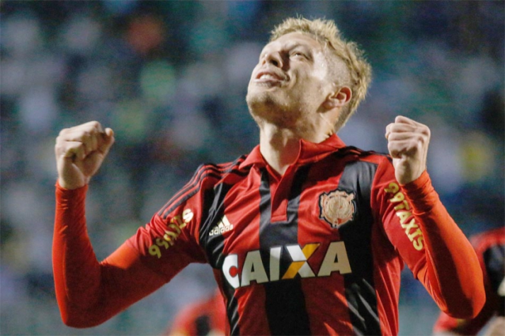 Marlone e Jadson interrompem férias para reuniões com o Corinthians